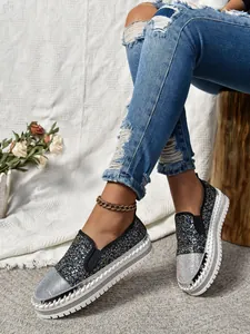 Primer plano de zapatillas con plataforma para mujer con purpurina y puntera de strass
