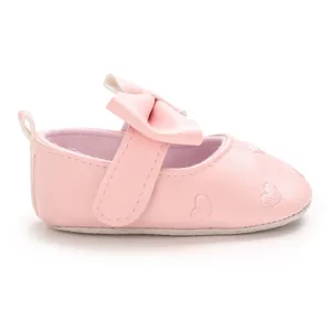 Vue latérale de chaussure bébé rose avec broderie de cœur et nœud élégant