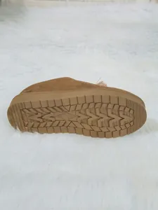 Vista detallada de la suela antideslizante de zapatillas de bota de nieve de mujer.
