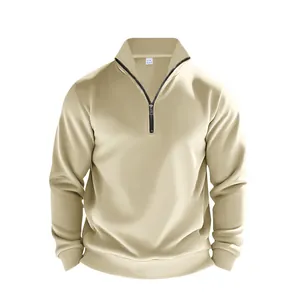 Détail de face du sweat-shirt beige pour homme avec col montant et demi-zip