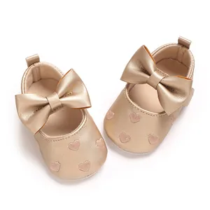 Chaussures bébé dorées avec cœurs brodés roses et grand nœud pour les premiers pas