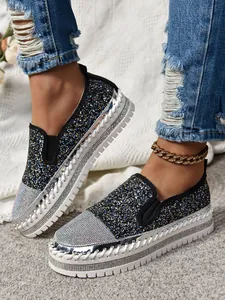 Primer plano de mocasines con plataforma de strass y purpurina para moda de otoño mujer