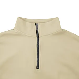 Détail d'un sweat-shirt à col montant pour hommes avec une fermeture éclair demi-zip.
