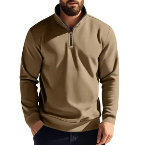 Detailansicht eines khakifarbenen Herren-Sweatshirts mit Fleecefutter, Viertelreißverschluss.