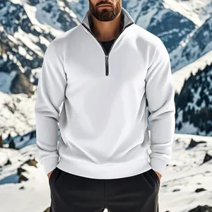 Détail d'un sweat-shirt en polaire blanc pour homme avec col zippé sur fond de neige.