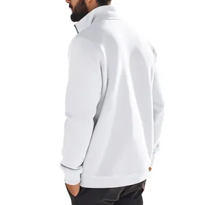 Vue de dos d'un sweat-shirt blanc pour homme avec col montant et fermeture éclair.