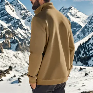 Rückansicht eines khakifarbenen Herren-Sweatshirts mit Reißverschluss im Schnee.