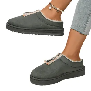 Elegantes zapatillas de invierno grises para mujer con borlas y forro de pelo suave y cálido