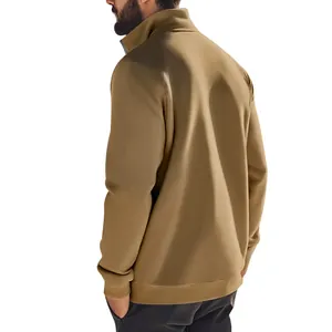 Detaillierte Rückansicht eines lässigen khakifarbenen Herren-Sweatshirts mit Stehkragen