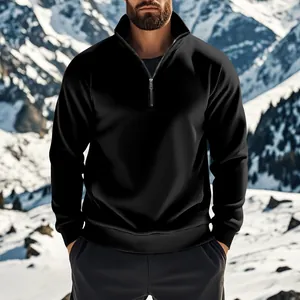 Sweat-shirt à col montant zippé noir pour homme dans un paysage de montagne enneigé