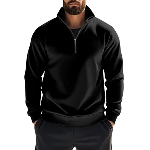 Vue de face d'un sweat-shirt noir haut de gamme pour homme avec col montant zippé