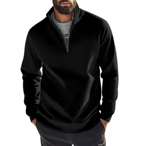 Gros plan d'un sweat-shirt noir pour homme avec demi-zip et col montant élégant