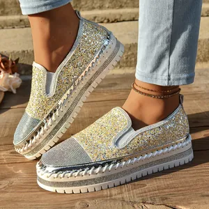 Mocasines con plataforma para mujer con strass brillantes y un acabado de purpurina.