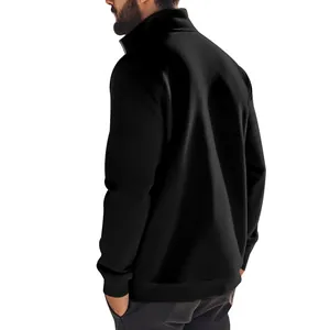 Vue arrière d'un sweat-shirt décontracté noir pour homme avec col montant et fermeture éclair.