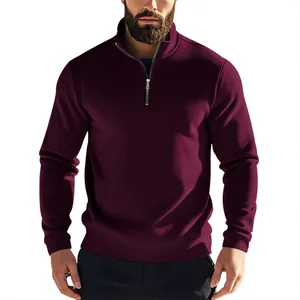 Vue de face d'un homme portant un sweat-shirt bordeaux avec fermeture éclair partielle