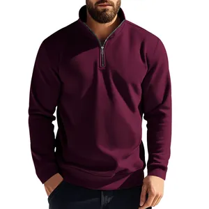Sweat-shirt polaire bordeaux pour homme avec demi-fermeture éclair et col montant.