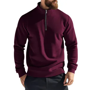 Vue détaillée du sweat-shirt bordeaux pour hommes avec quart de fermeture éclair et col montant