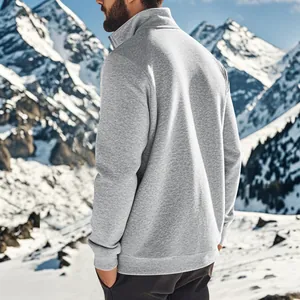 Rückansicht eines grauen Herren-Sweatshirts mit halbem Reißverschluss vor Bergen