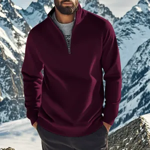 Détail d'un sweat-shirt en polaire bordeaux pour hommes avec fermeture éclair partielle