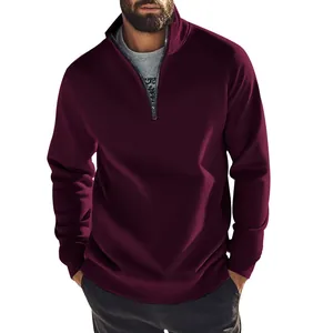 Détail d'un sweat-shirt bordeaux pour homme avec col montant zippé et doublure polaire.