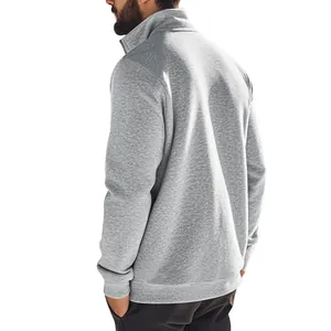 Rückansicht eines grauen, lässigen Herren-Fleece-Sweatshirts mit Viertelreißverschluss
