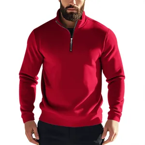 Detailansicht eines roten Herren-Sweatshirts mit halbem Reißverschluss, Stehkragen und Fleece