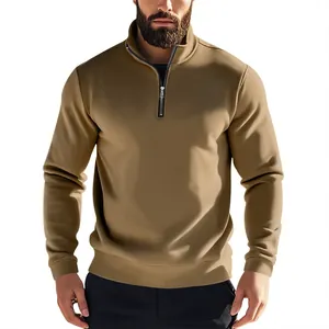 Vue frontale détaillée d'un sweat-shirt kaki pour homme avec un col montant élégant