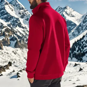 Rückansicht eines roten Herren-Fleece-Sweatshirts mit Reißverschluss im Schnee