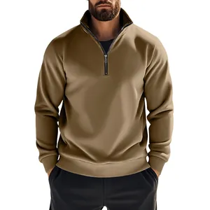 Vue détaillée d'un sweat-shirt kaki pour homme avec col montant et fermeture éclair.