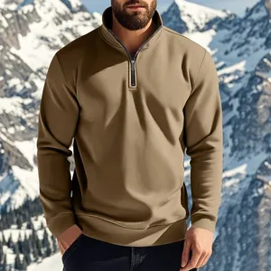 Détail du sweat-shirt en polaire kaki pour hommes avec col zippé et texture du tissu