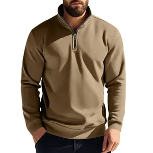 Vue détaillée d'un sweat-shirt kaki à quart de zip pour homme avec doublure polaire