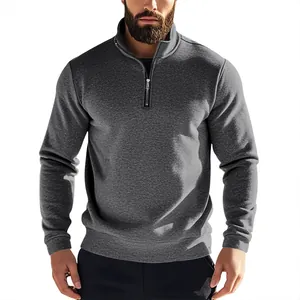 Nahaufnahme eines grauen Herren-Sweatshirts mit Viertelreißverschluss und Stehkragen