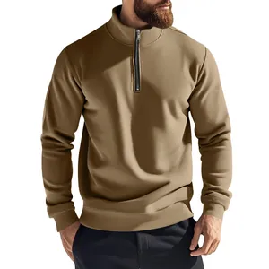 Gros plan détaillé d'un sweat-shirt kaki à demi-zip pour homme avec poignets côtelés