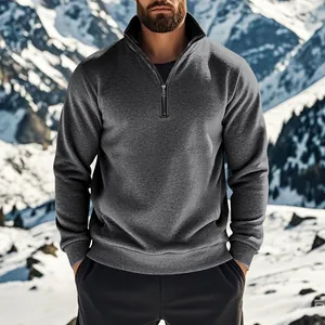 Detailansicht eines grauen Herren-Fleece-Sweatshirts mit Reißverschluss und Stehkragen