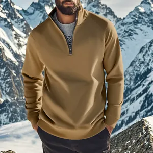 Vue détaillée du sweat-shirt kaki à quart de zip pour homme dans un décor de neige