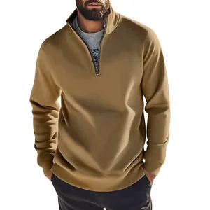 Vue de face du sweat-shirt pour hommes en polaire kaki avec demi-fermeture