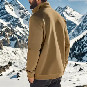 Vue détaillée de l'arrière d'un sweat-shirt kaki pour homme dans un décor de montagne