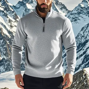 Vue détaillée d'un sweat-shirt gris pour hommes avec demi-zip sur fond de montagnes