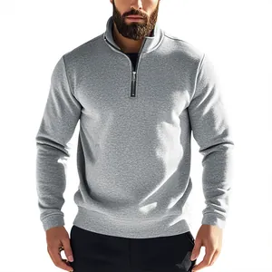 Gros plan détaillé du col montant zippé et de la texture douce du tissu chiné gris clair.