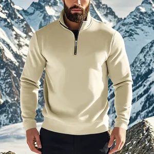 Detailansicht eines beigefarbenen Fleece-Pullovers mit Reißverschluss für Herren