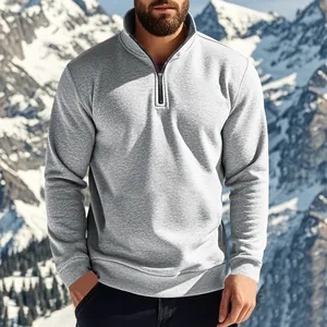 Détail du pull en polaire gris pour homme avec fermeture éclair quart et col montant chic