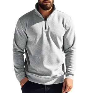Vue détaillée d'un sweat-shirt gris pour homme avec demi-fermeture éclair et col montant