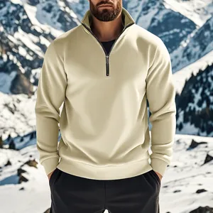 Nahaufnahme eines cremefarbenen Herren-Sweatshirts mit halbem Reißverschluss vor Bergen