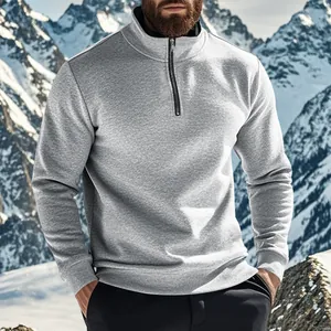 Sweat-shirt gris en polaire pour homme avec col zippé dans un décor de montagne enneigée