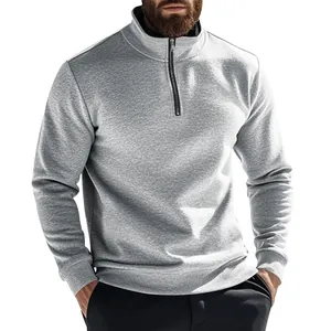 Détail d'un sweat-shirt en polaire gris pour homme avec demi-fermeture éclair et col montant