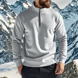 Détail du sweat-shirt en polaire gris à quart de zip pour homme dans un décor de neige