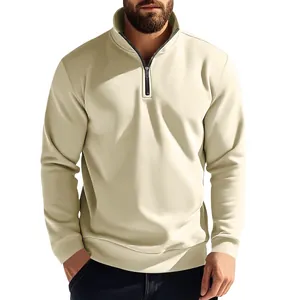 Vorderansicht eines Herren-Beige-Sweatshirts mit halbem Reißverschluss, Fleecefutter und Stehkragen