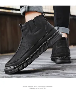 Vue détaillée de bottines en cuir noir pour hommes avec semelle en caoutchouc épaisse