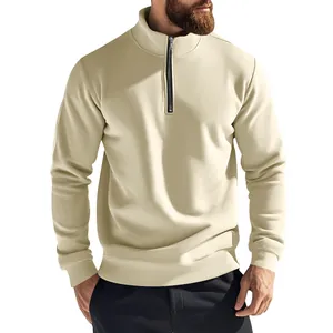 Detailansicht eines beigefarbenen Herren-Sweatshirts mit Stehkragen und 1/4 Reißverschluss.