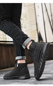 Vue rapprochée de bottines en cuir noir pour hommes avec semelles antidérapantes.